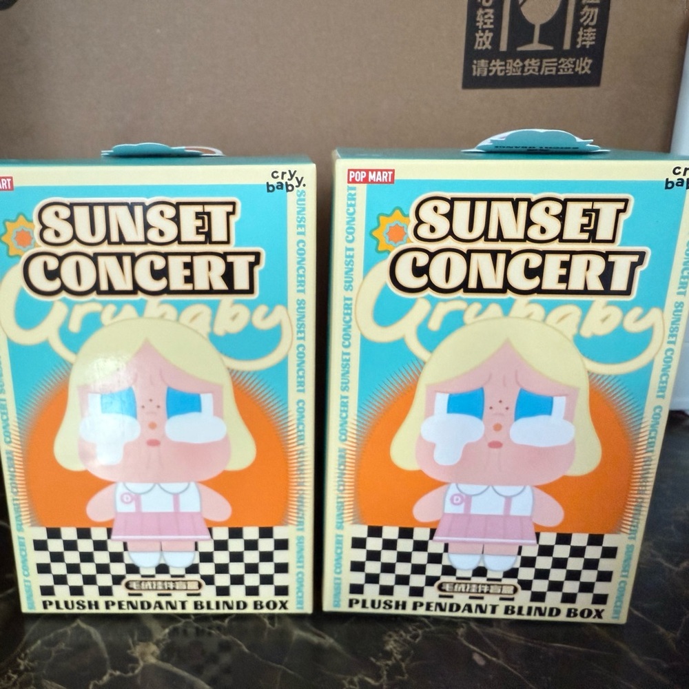 Sunset Concert Crybaby Plush Pendant Box